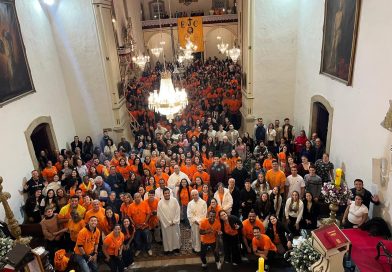 Jovens vivem a experiência de um encontro profundo com Cristo