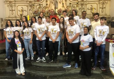 Jovens recebem o sacramento da Crisma
