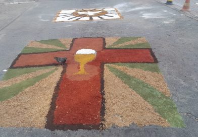 Tapetes decorativos deixa ruas mais bonitas para passagem do Santíssimo Sacramento