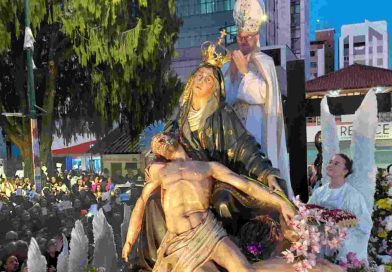 Dom Danival Milagres coroa Nossa Senhora da Piedade