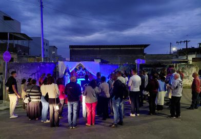 Fé que caminha: reza do terço na casa dos fiéis em devoção a Nossa Senhora Aparecida