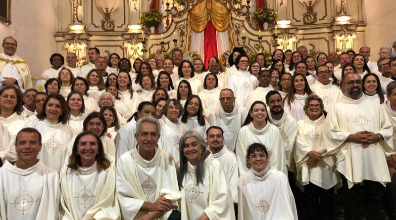 Paróquia Nossa Senhora da Piedade acolhe 45 novos Ministros Extraordinários da Eucaristia