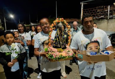 Terço e caminhada com Nossa Senhora Aparecida marcam a Festa da Padroeira