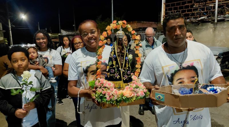 Terço e caminhada com Nossa Senhora Aparecida marcam a Festa da Padroeira